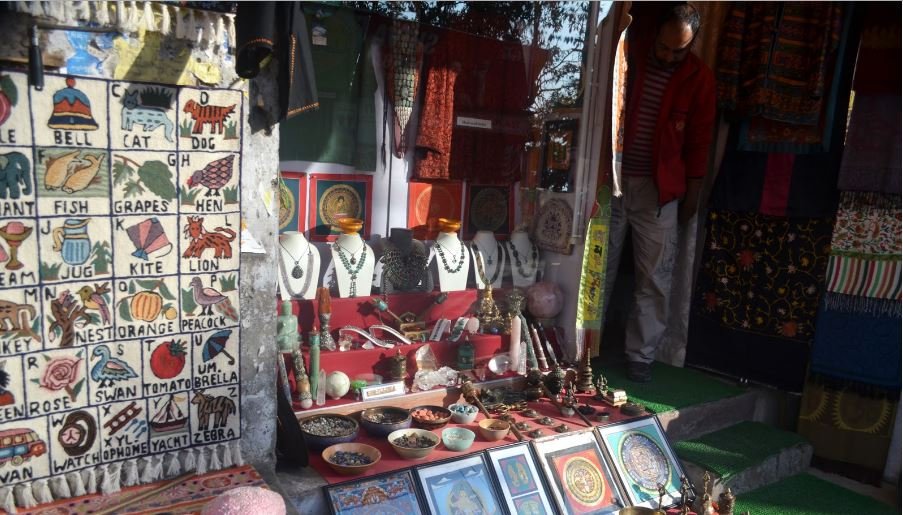 Roadside market in Mcloedganj, India by Travel Jaunts